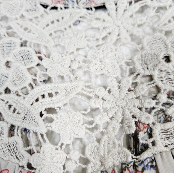 Collective Concepts Sleevless V Neck Floral Blouse, Ivory/Multi, XS - Picture 6 of 12